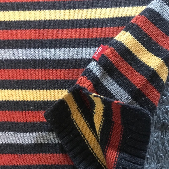 ‼️SOLD‼️ LEVI’S WOMEN’S SWEATER - Picture 2 of 6